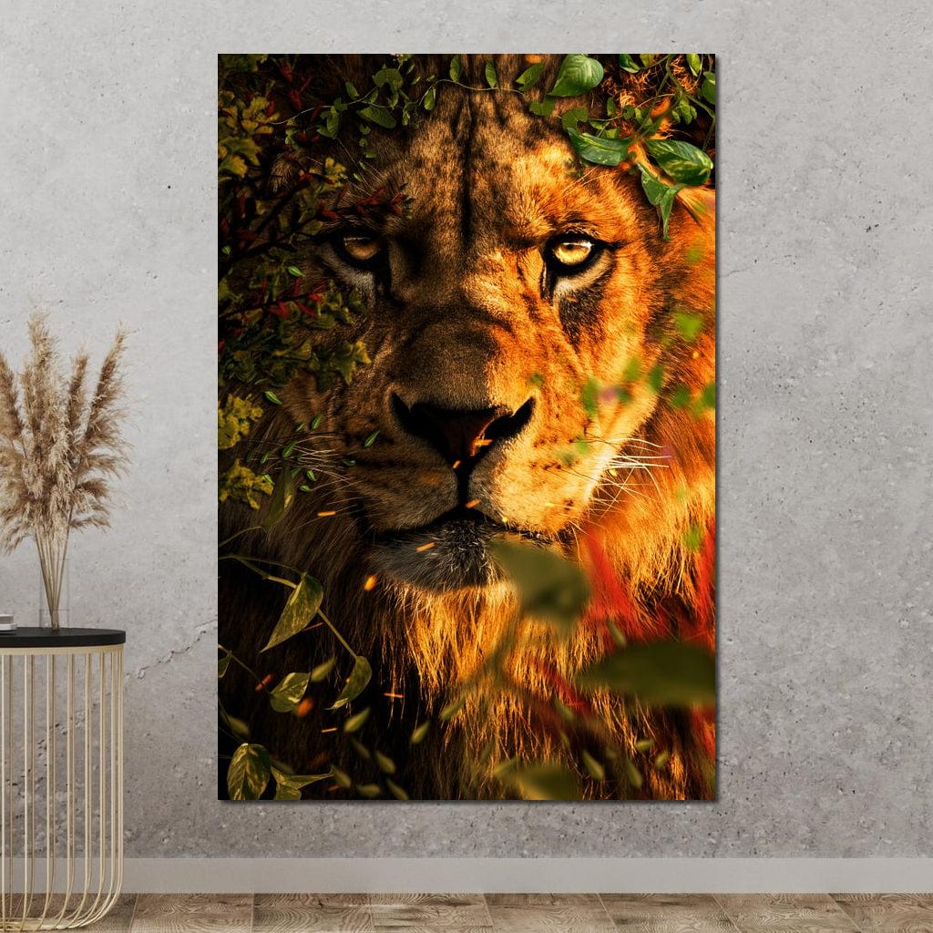 tablou canvas cu un chip de leu surprins la vanatoare printre frunze