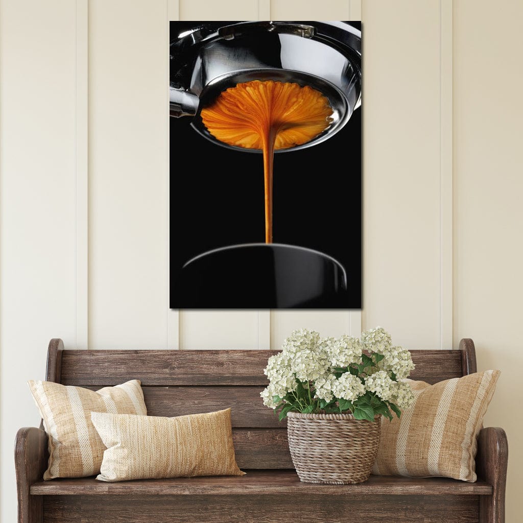 tablou canvas cu spuma unei cafele proaspete curgand dintr-un espressor intr-o cana pe fundal negru