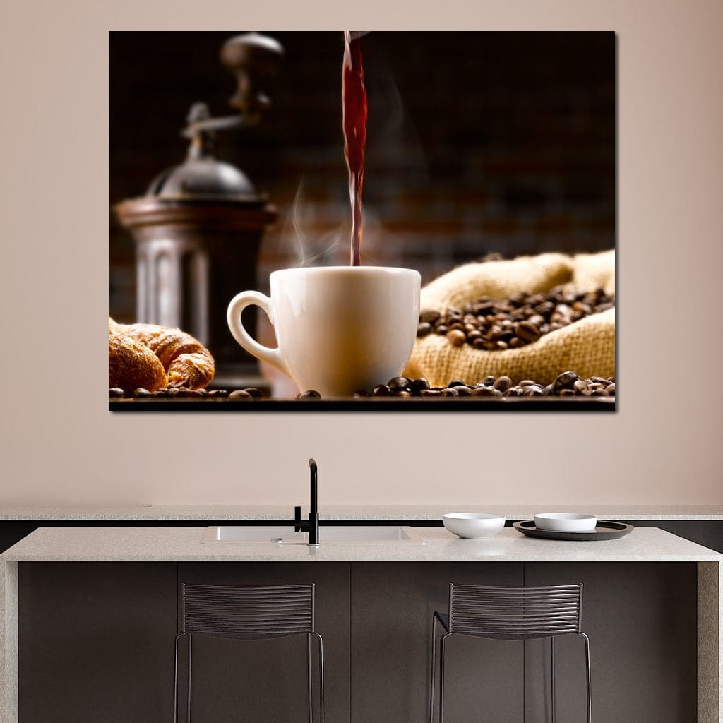 tablou canvas cu o ceasca in care se toarna cafea espresso, pe fundal rustic cu boabe de cafea 