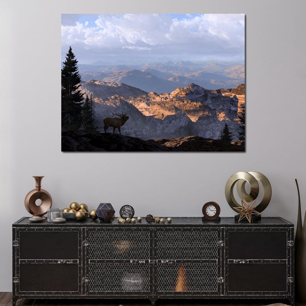tablou canvas cu un elan intr-un peisaj montan, inconjurat de copaci si stanci sub cer senin