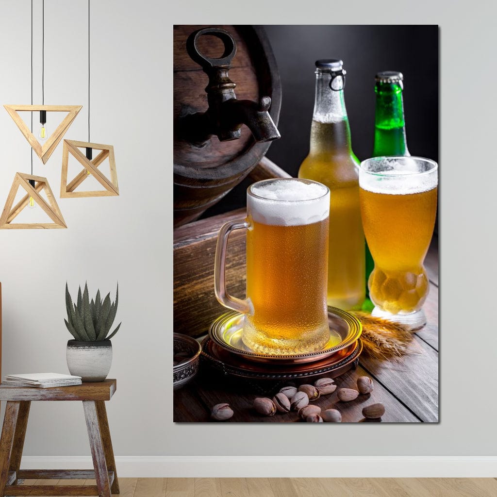 tablou canvas cu o halba, un pahar si sticle de bere rece cu spuma, pe o masa de lemn