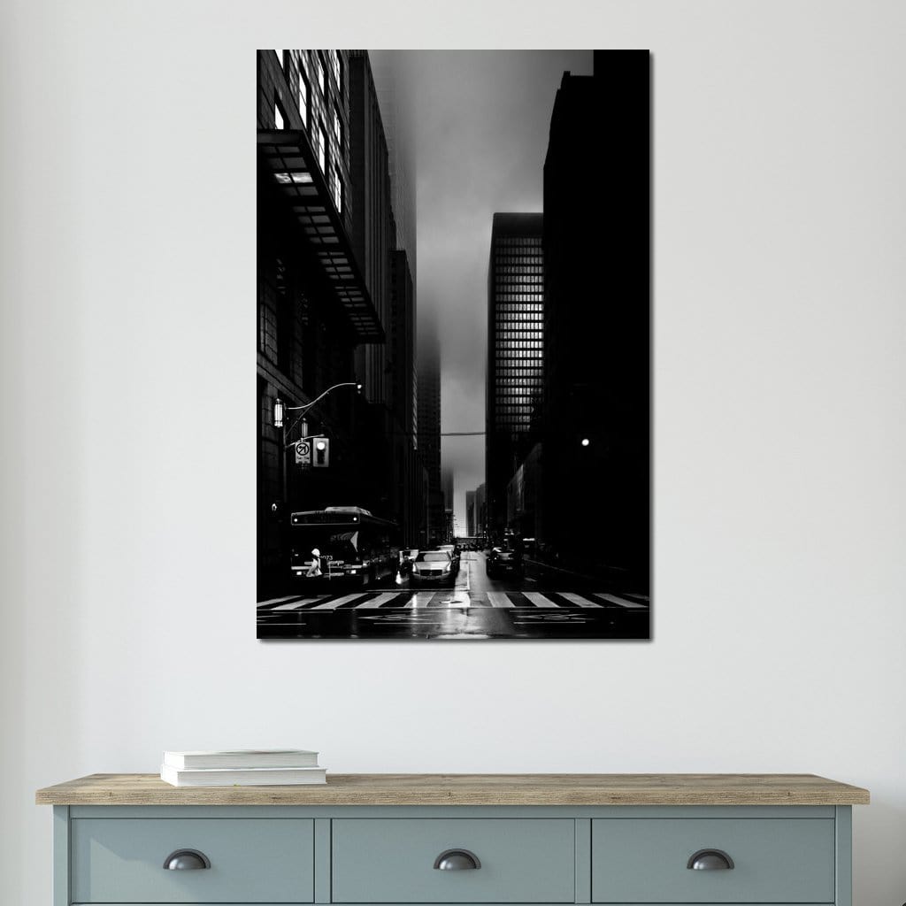 Tablou Canvas Premium, LuxCanva® O1063, Toronto in Liniste, Negru, Gri, Monocrom, Pieton, Trecere, Cladiri, Zare, Nocturn, Intuneric, Ceata, Fantoma, Ploaie, Umbra, Sinistru, Birou, Living, Dormitor