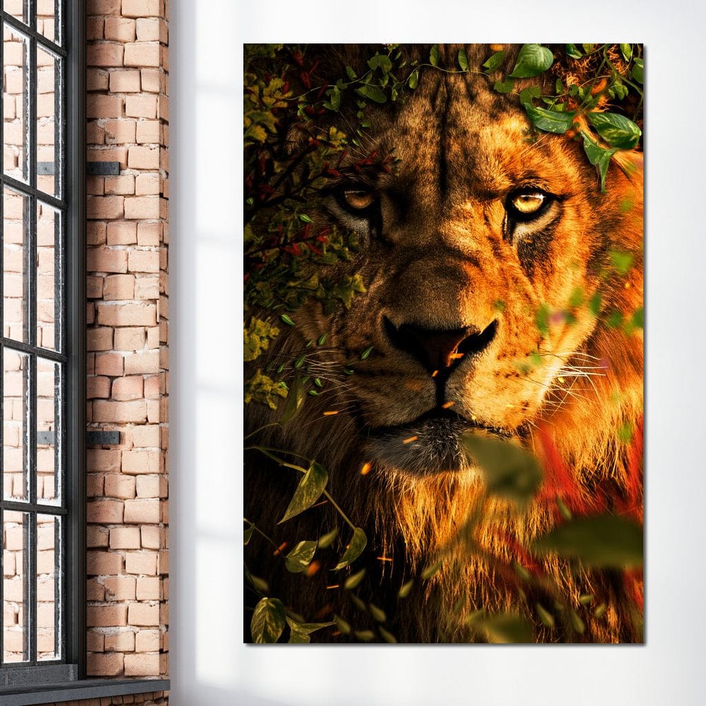 tablou canvas cu un chip de leu surprins la vanatoare printre frunze