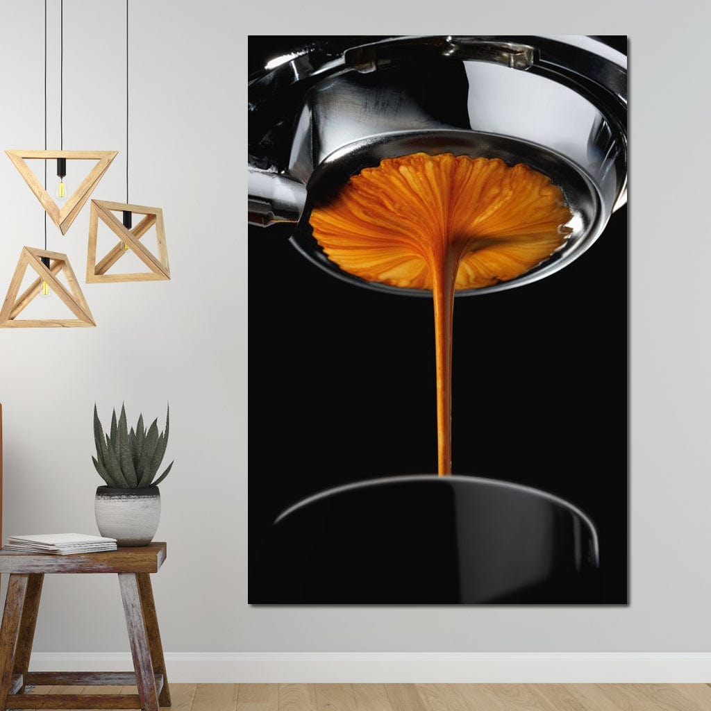 tablou canvas cu spuma unei cafele proaspete curgand dintr-un espressor intr-o cana pe fundal negru