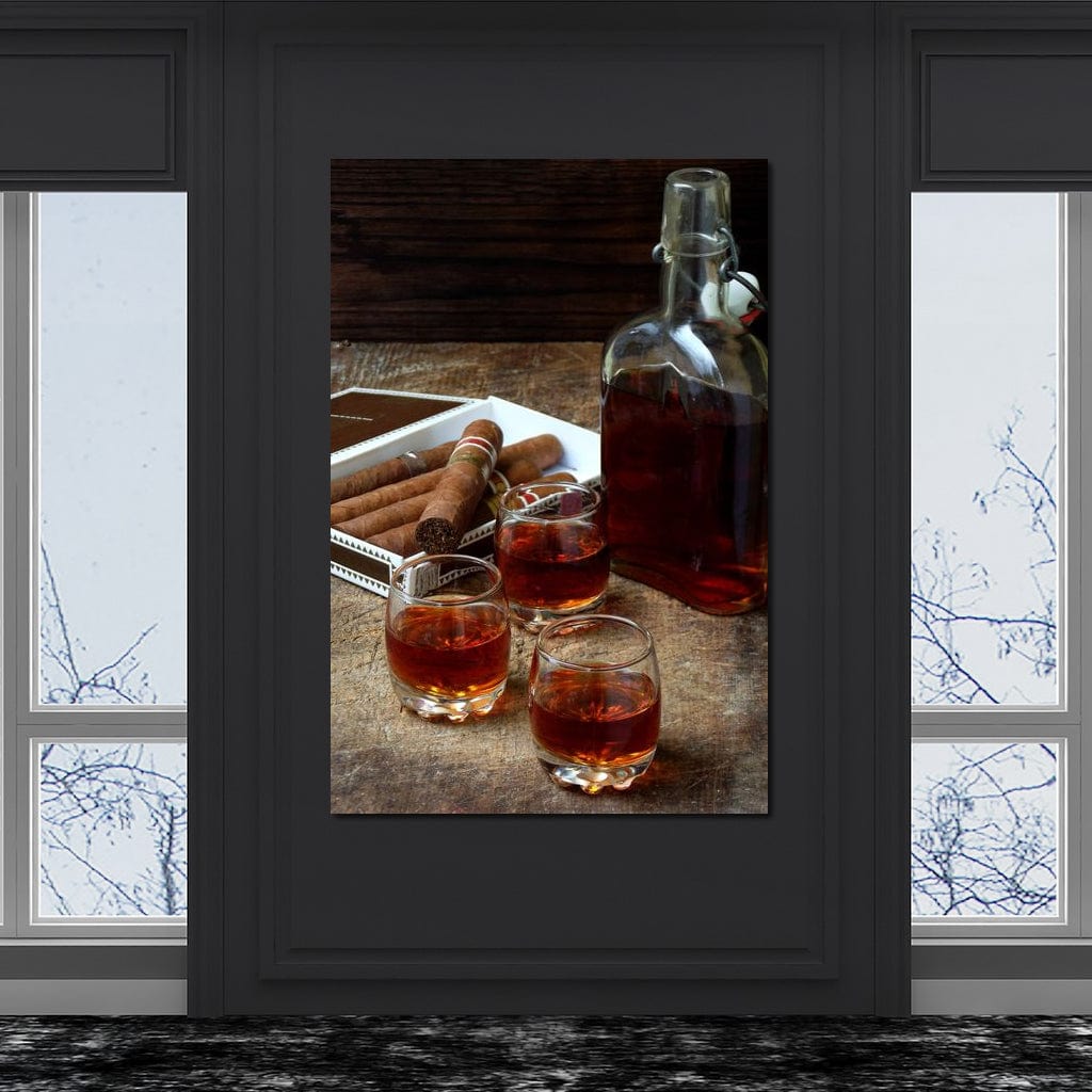 tablou canvas cu o sticla de coniac si trei pahare, pe o masa rustica alaturi de un pachet de trabucuri