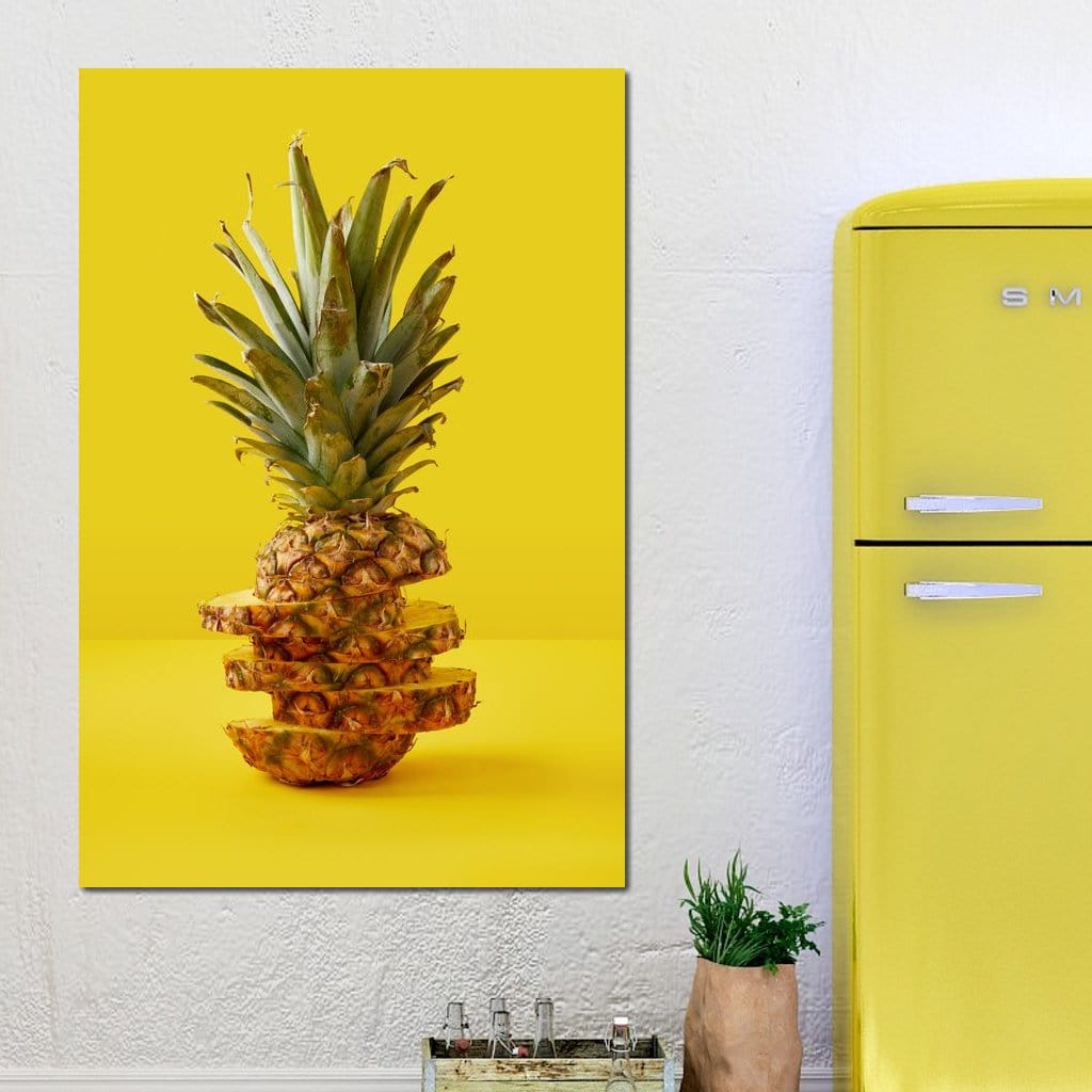 tablou canvas cu un ananas taiat in felii, pe un fundal galben neon