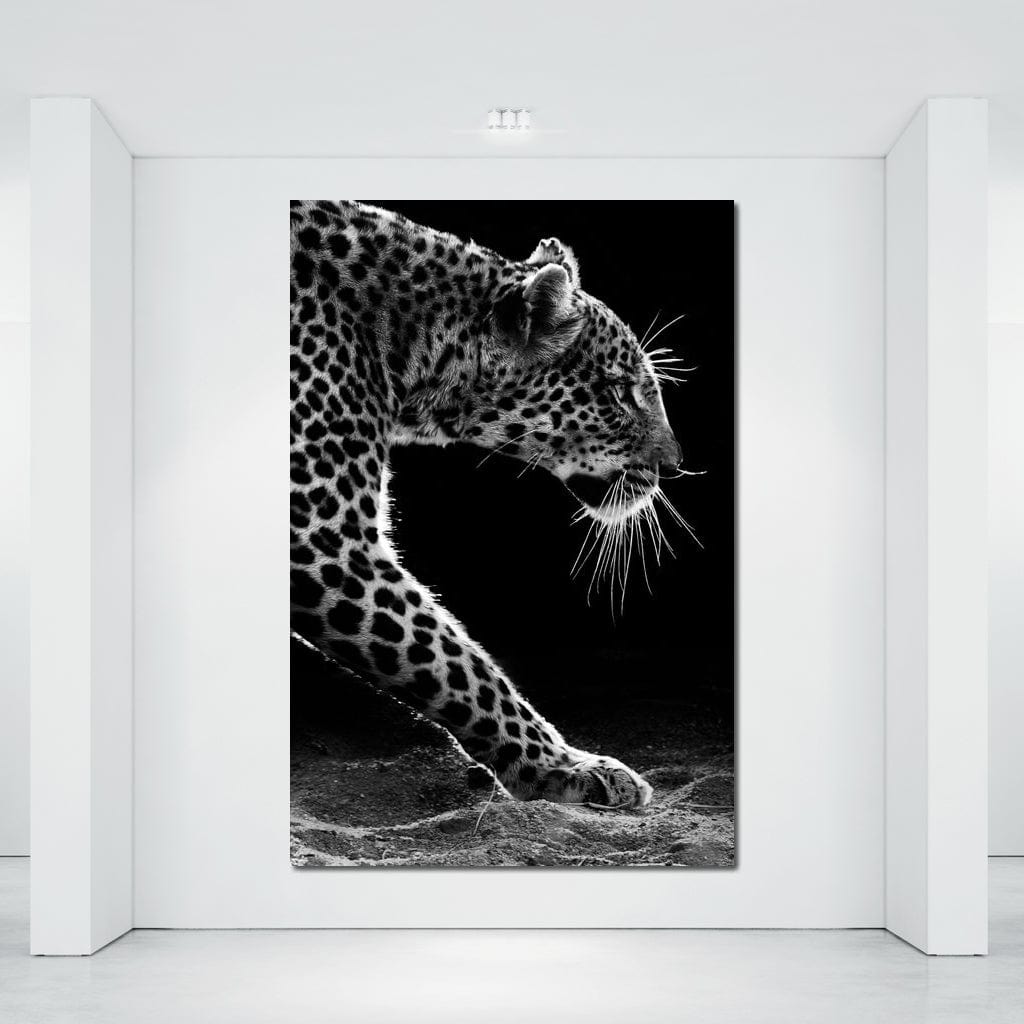 tablou canvas cu un leopard surprins in moment de atac, din profil, pe fundal intunecat alb si negru