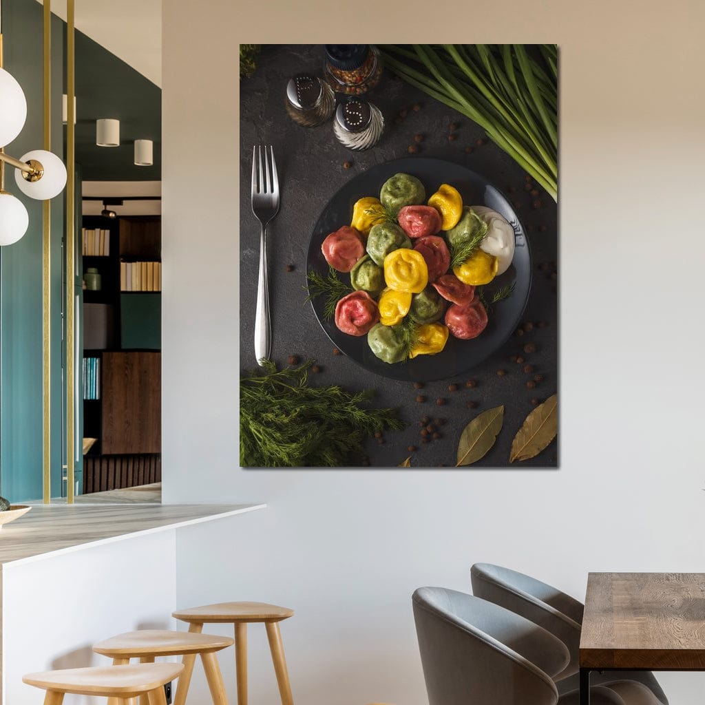 tablou canvas cu o portie de ravioli pe o farfurie neagra, pe o masa cu mirodenii si tacamuri