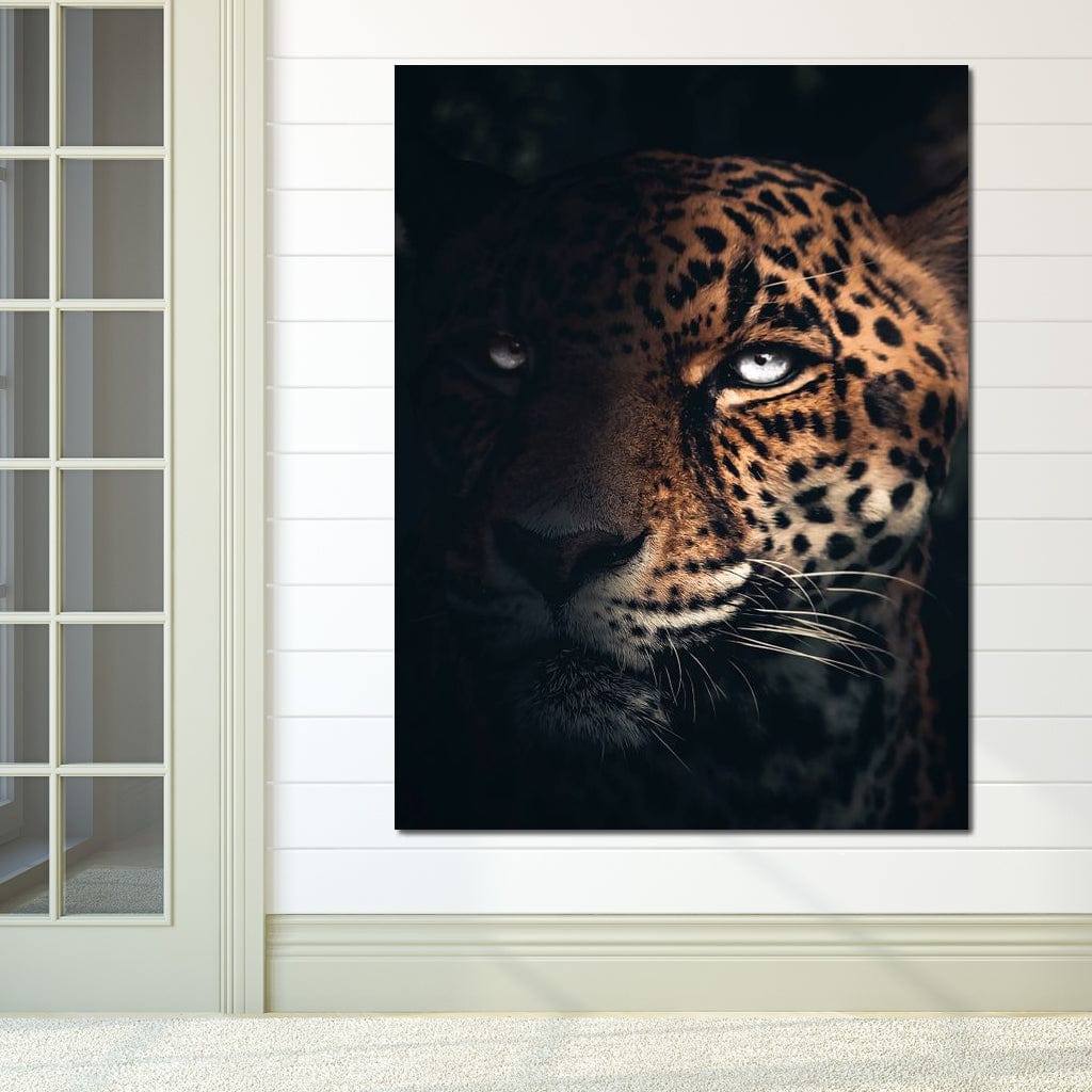 tablou canvas cu un chip de jaguar, cu ochi albastri, surprins in umbra pe fundal intunecat
