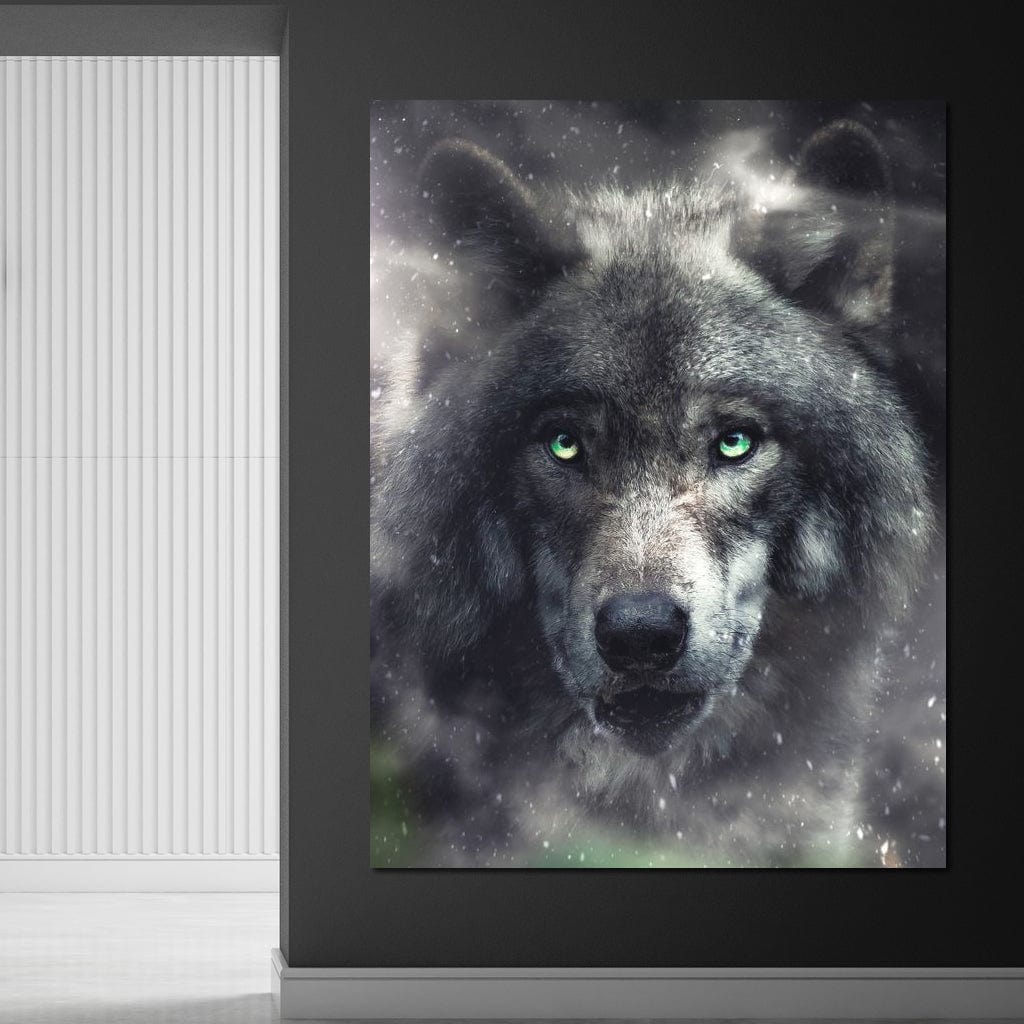 tablou canvas cu un lup cu ochi verzi patrunzatori, surprins la vanatoare intr-un peisaj cu ceata