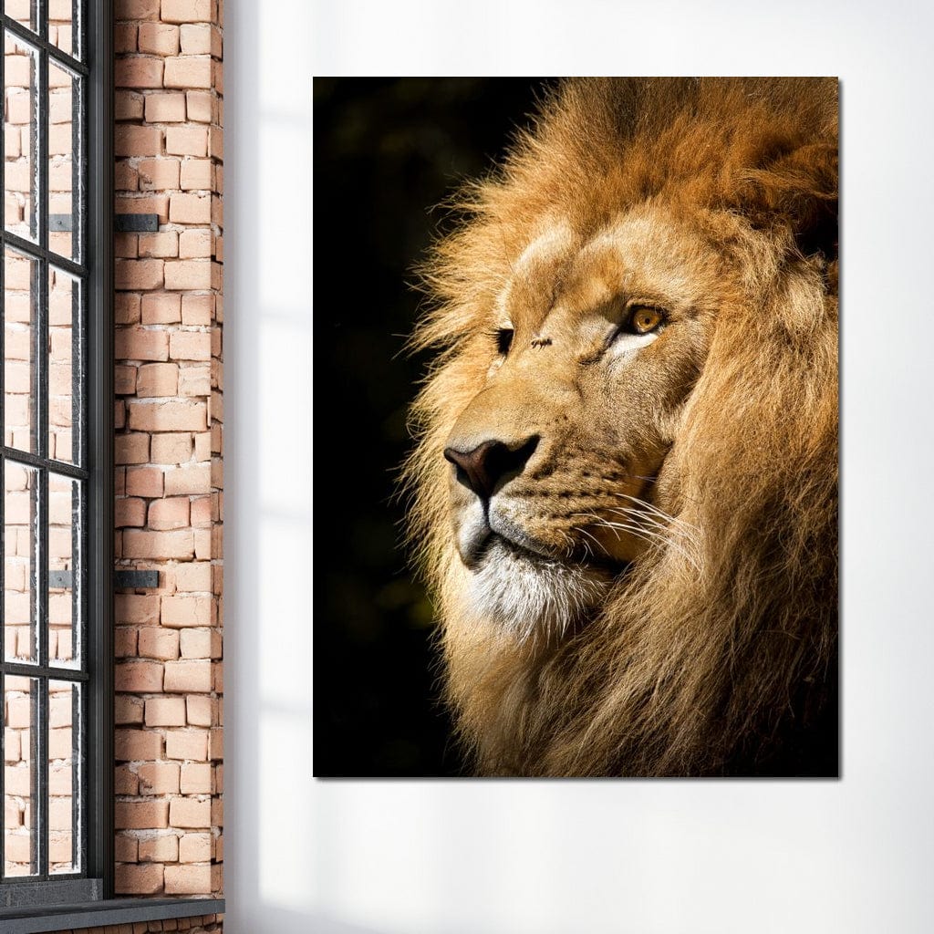 tablou canvas cu un chip de leu pe fundal intunecat simplu