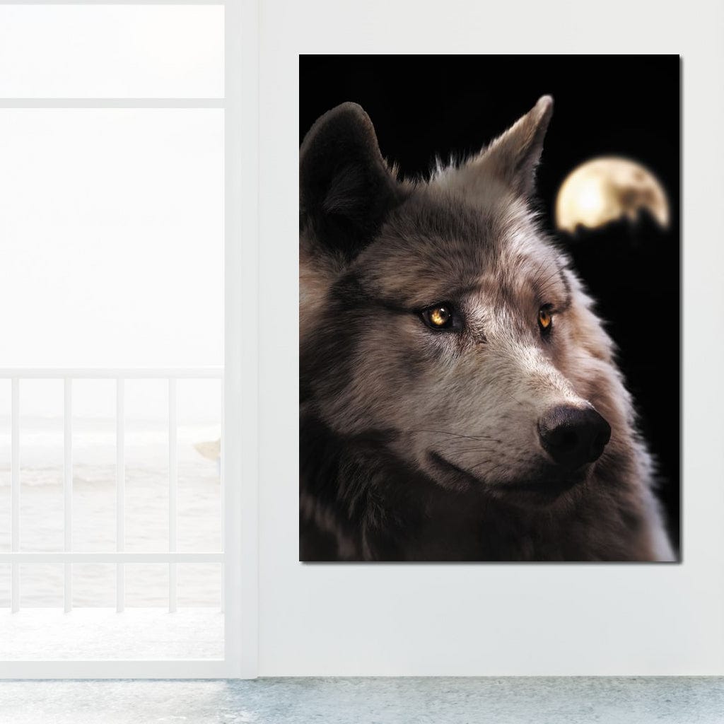 tablou canvas cu un lup alb cu ochi aurii stralucitori, pe fundal nocturn cu Luna Plina