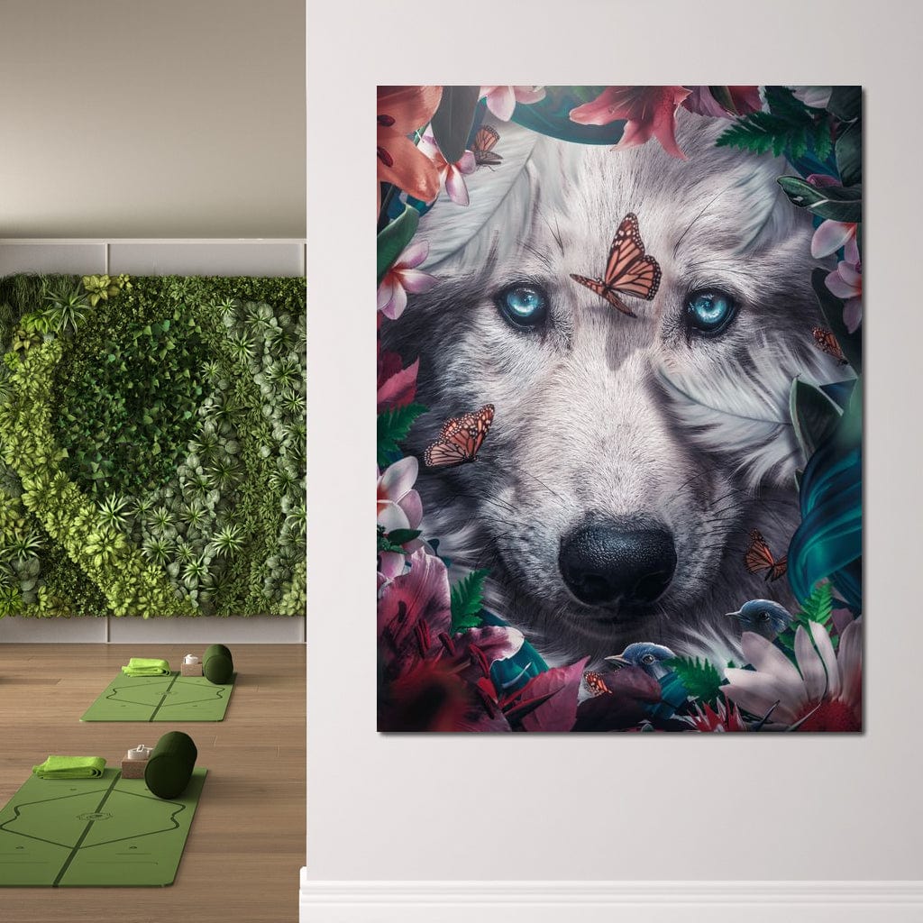 tablou canvas cu un chip de lup cu ochi albastri, printre flori multicolore si cu fluturi in zbor