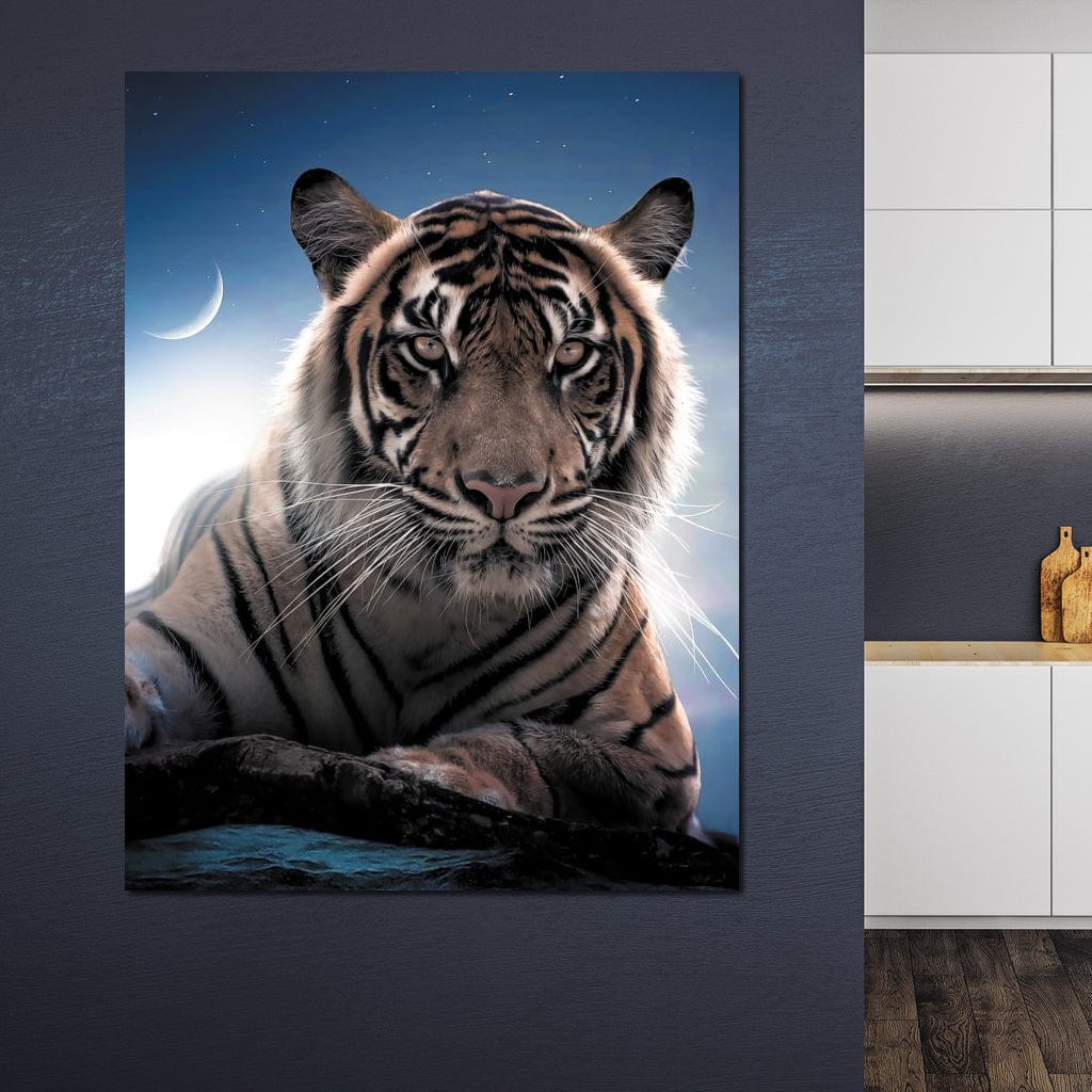 tablou canvas cu un tigru pe o stanca, sub lumina lunii pe cer senin plin de stele