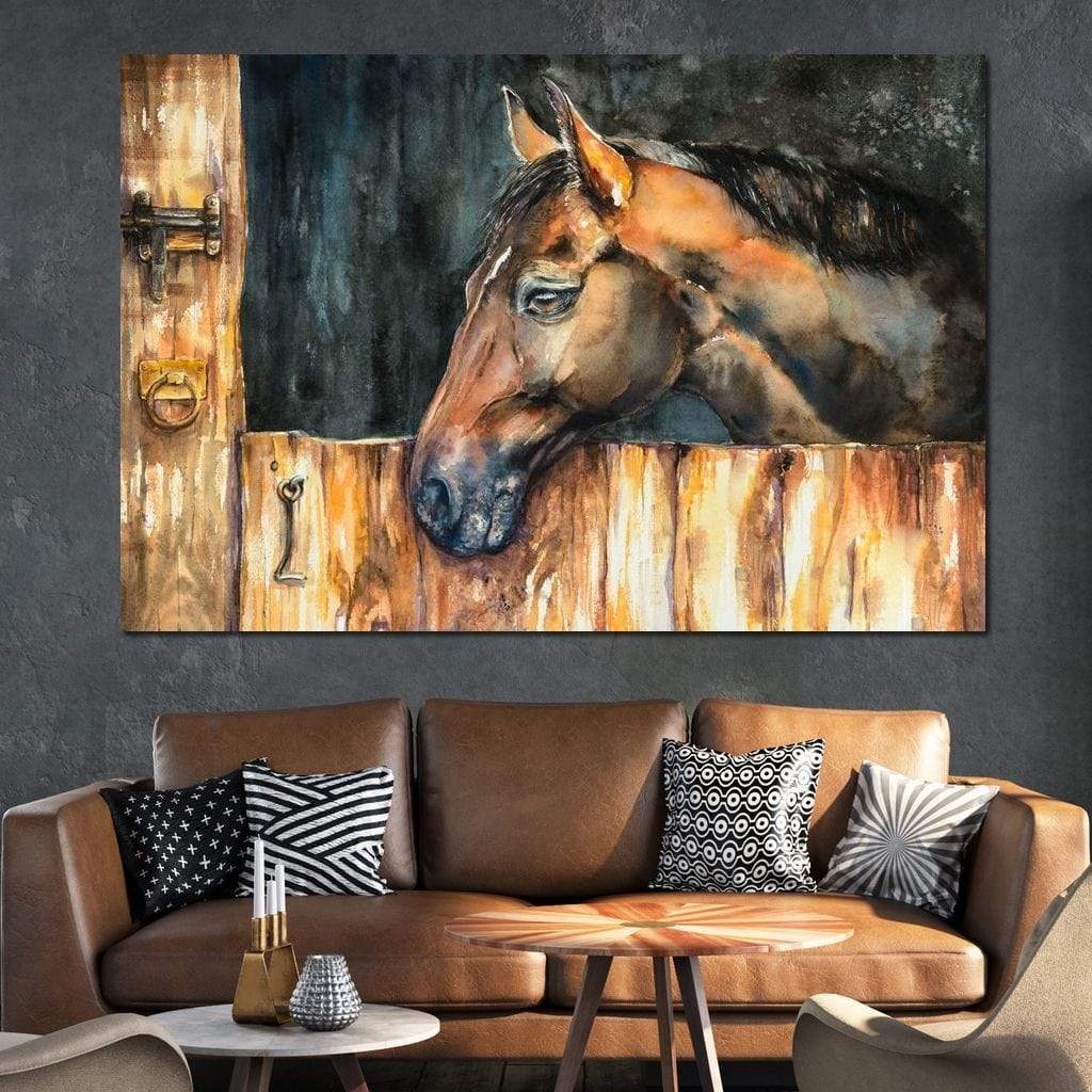 tablou canvas cu un cal maro surprins din profil, relaxat pe un gard de lemn, pe fundal intunecat si rustic