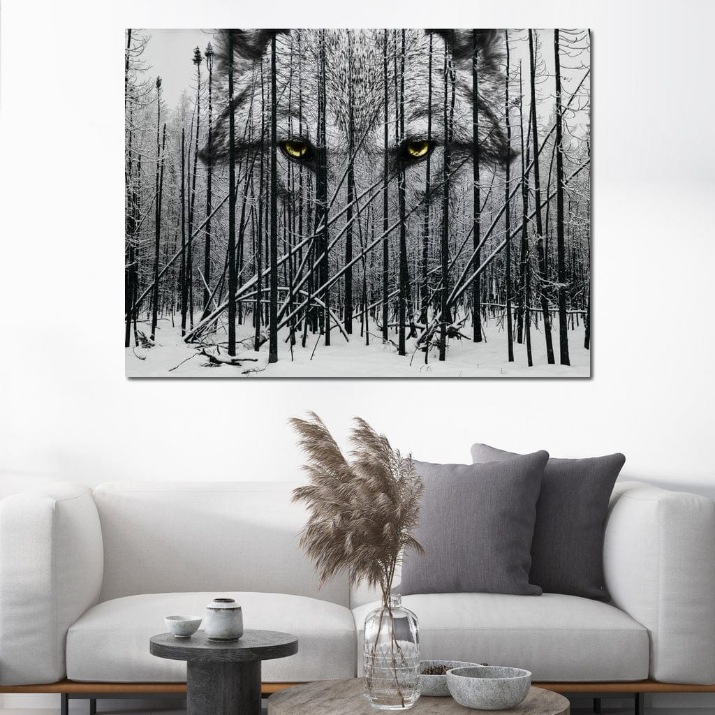 tablou canvas cu privirea unui lup, intr-o padure cu copaci fara frunze, in anotimp de iarna cu zapada