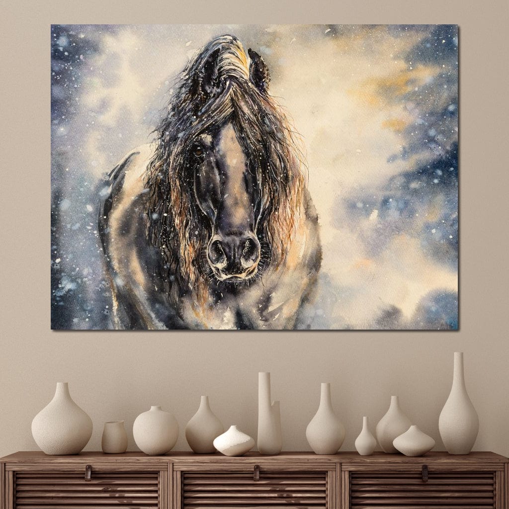 tablou canvas cu un cal surprins frontal, pe fundal de iarna, cu viscol si zapada