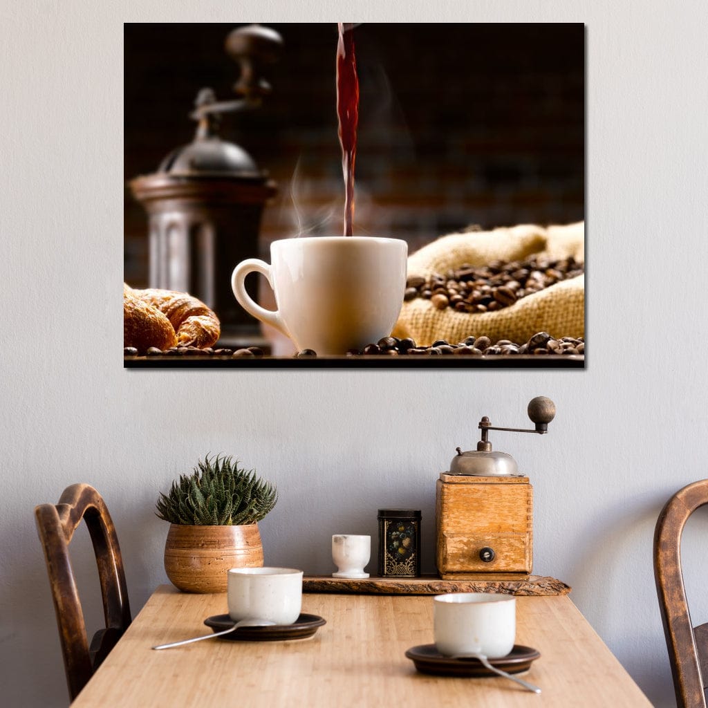 tablou canvas cu o ceasca in care se toarna cafea espresso, pe fundal rustic cu boabe de cafea 