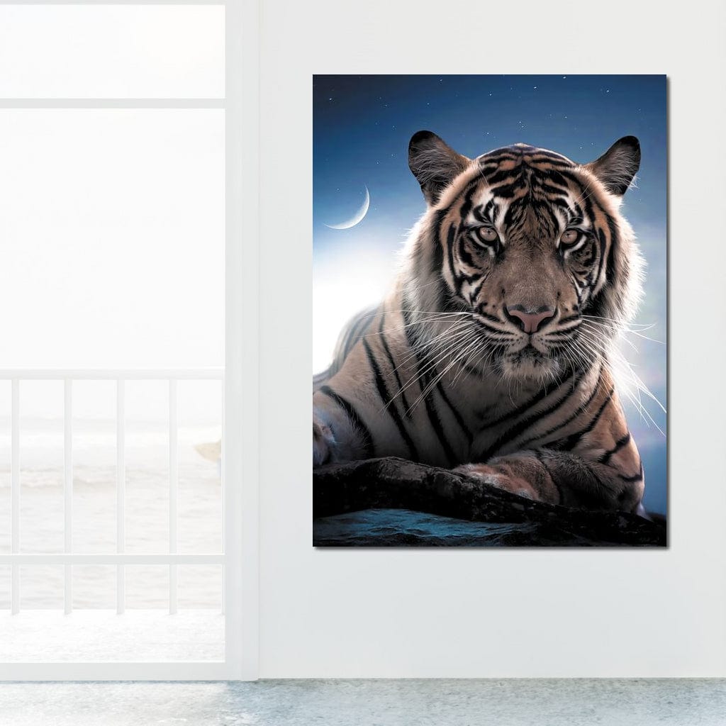 tablou canvas cu un tigru pe o stanca, sub lumina lunii pe cer senin plin de stele