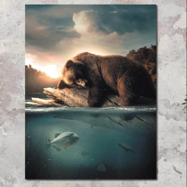 tablou canvas cu un urs adormit pe un bustean deasupra unui lac cu pesti