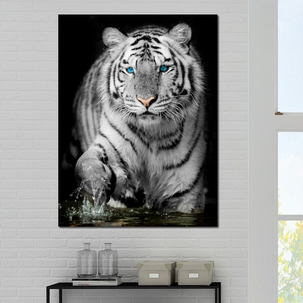 tablou canvas cu un tigru alb cu ochi albastri, pasind in apa pe fundal intunecat