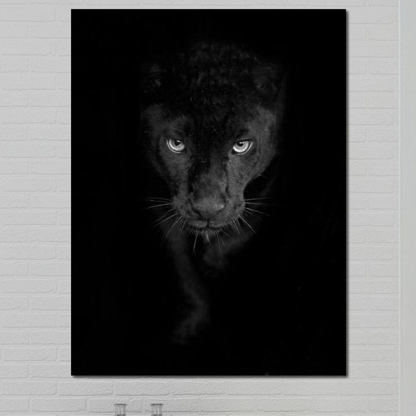 tablou canvas cu o pantera neagra, pe fundal simplist si intunecat