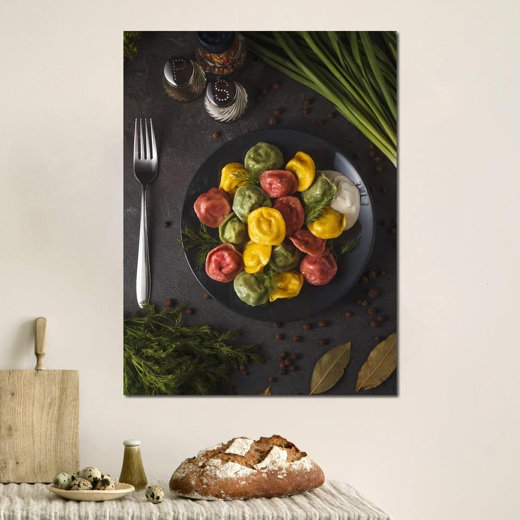 tablou canvas cu o portie de ravioli pe o farfurie neagra, pe o masa cu mirodenii si tacamuri