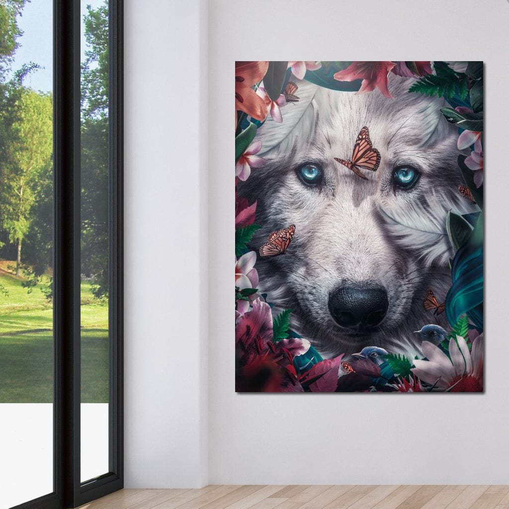 tablou canvas cu un chip de lup cu ochi albastri, printre flori multicolore si cu fluturi in zbor