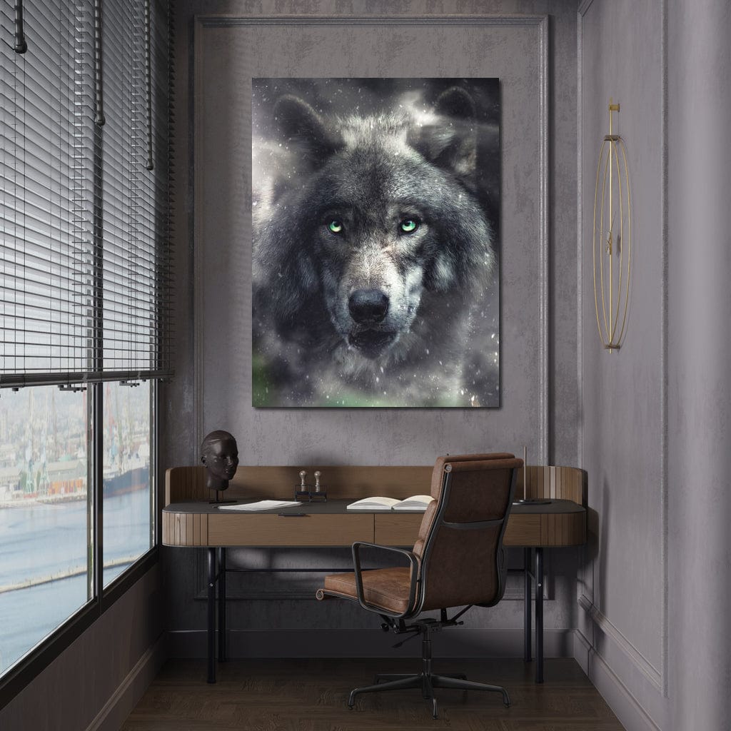 tablou canvas cu un lup cu ochi verzi patrunzatori, surprins la vanatoare intr-un peisaj cu ceata