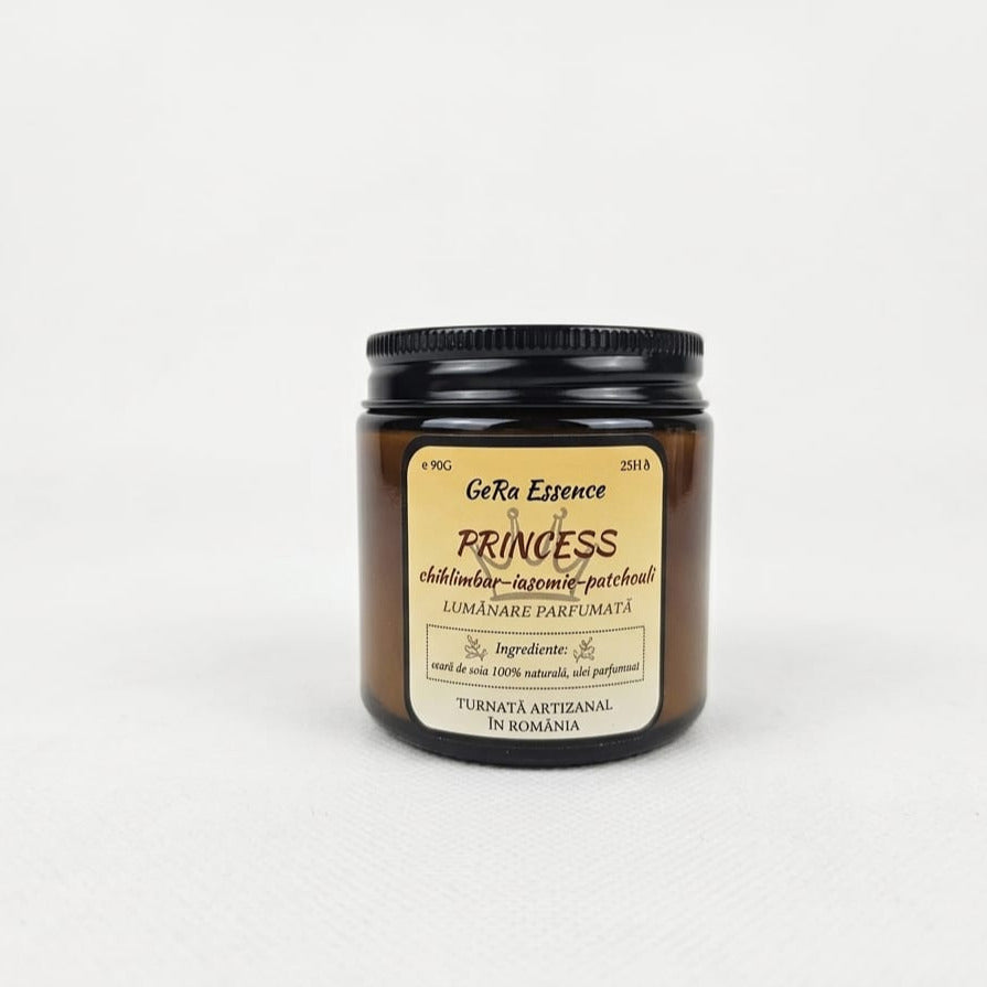 LuxCanva® Lumânare parfumată din soia GeRa Essence Princess este o lumânare din soia de 90g, realizată manual, cu note de chihlimbar, iasomie și patchouli. Oferă un parfum senzual, feminin și arde până la 25h. Fabricată în România din ingrediente naturale.