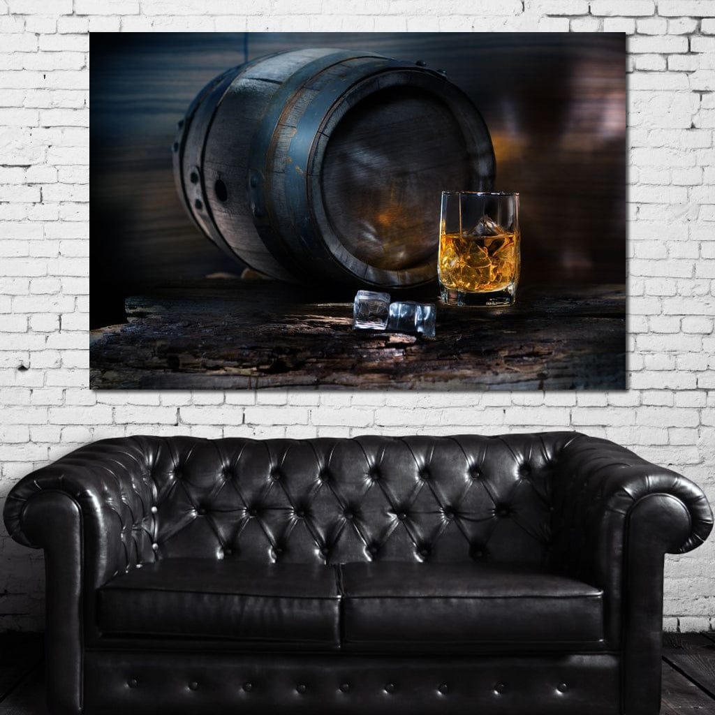 tablou canvas cu un butoi de lemn si un pahar de whiskey cu gheata, pe fundal rustic intunecat