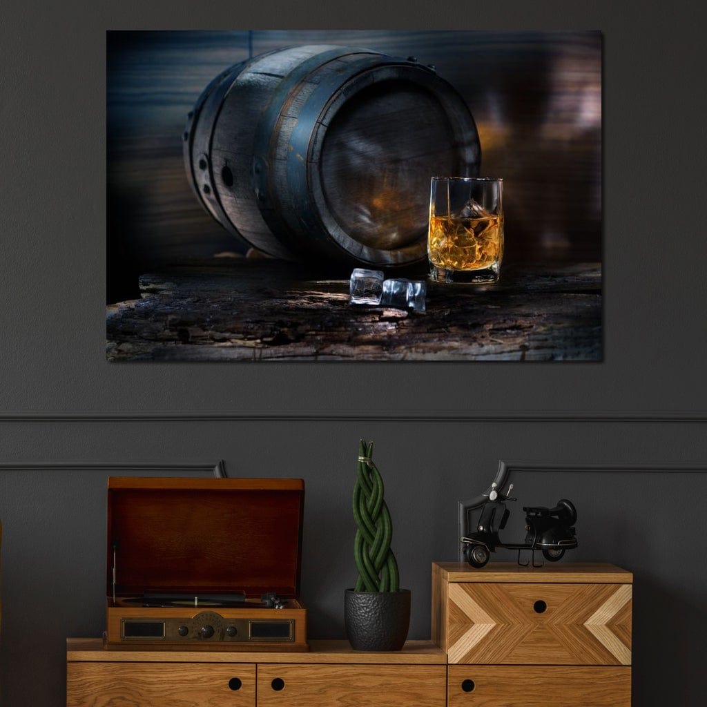 tablou canvas cu un butoi de lemn si un pahar de whiskey cu gheata, pe fundal rustic intunecat