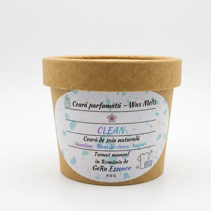 Un recipient din hârtie maro etichetat Ceara parfumată/Wax melts din soia, LuxCanva® GeRa Essence, realizat manual în România cu parfumuri curate: bumbac, flori de cires, bujori. Fabricat din ceară naturală de soia, 90g.