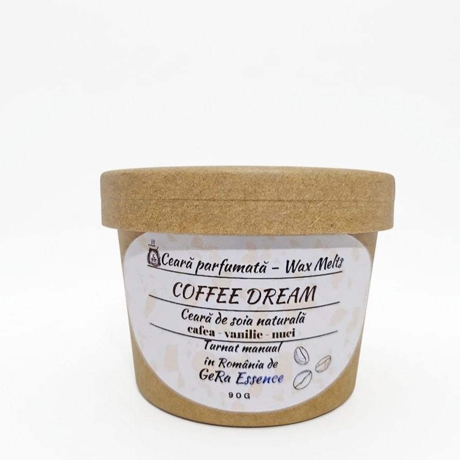 Un recipient din hârtie maro etichetat LuxCanva® Ceara parfumata Coffee Dream conține 90 g de ceară topită manuală din soia by GeRa Essence, cu un parfum cald și dulce de cafea prajita, vanilie & nuci din ceara naturala.