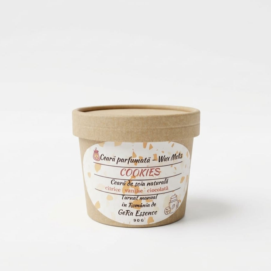 LuxCanva® Ceara parfumata GeRa Essence Cookies este o ceară de soia topită manual (90g) cu un parfum dulce, gurmand de citrice, ciocolată picantă și vanilie. Recipientul din hârtie maro prezintă text decorativ românesc pe grafică albă.