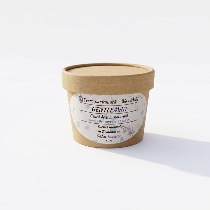 Un recipient din hârtie maro cu o etichetă albă Gentleman se află pe un fundal alb. Această parfumată LuxCanva® Ceara de 90 g, realizată manual în România, conține ceară de soia naturală topită cu note GeRa Essence Gentleman-mosc alb, smirnă și tamaie.
